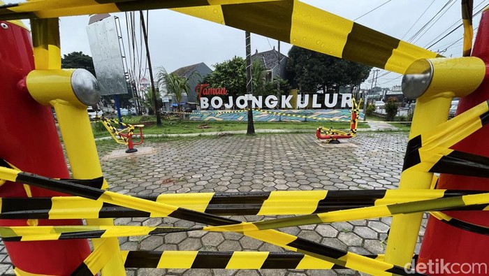 Cegah Penyebaran Omicron, Bojongkulur Bogor Ditutup Mengantisipasi penyebaran Covid-19 varian Omicron di wilayah Bogor, Taman Ruang Hijau (TRH), kembali ditutup sementara. Salah satunya Taman Bojongkulur, Ciangsana, Kabupaten Bogor, Selasa (08/02/2022), kembali ditutup sementara.