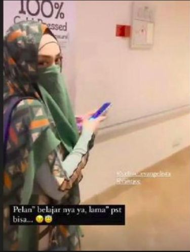 Celine Evangelista berhijab dan bercadar