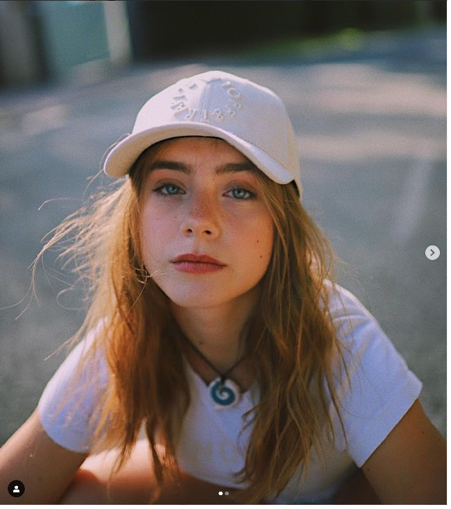 Clara Galle merupakan aktris kelahiran Pamplona, Spanyol, 15 April 2002. Dia memulai kariernya di dunia hiburan sebagai model cilik. Seiring popularitasnya naik, Clara mendapatkan peran film perdananya lewat serial The Boarding School: Las Cumbres pada 2021. Pada 2022, dia pun menjadi pemeran utama film Through My Window. Foto: Dok. Instagram @claaragalle