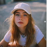 Clara Galle merupakan aktris kelahiran Pamplona, Spanyol, 15 April 2002. Dia memulai kariernya di dunia hiburan sebagai model cilik. Seiring popularitasnya naik, Clara mendapatkan peran film perdananya lewat serial The Boarding School: Las Cumbres pada 2021. Pada 2022, dia pun menjadi pemeran utama film Through My Window. Foto: Dok. Instagram @claaragalle