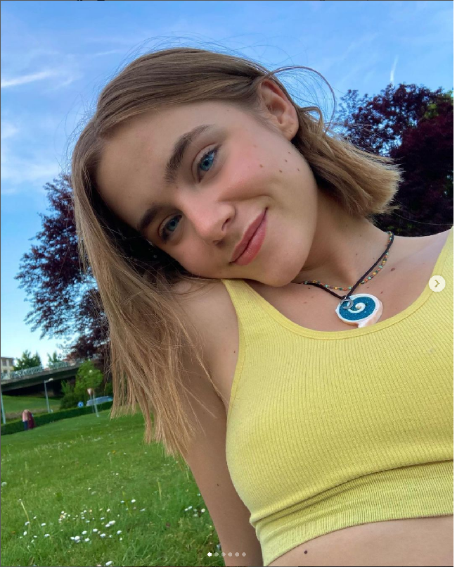 Through My Window merupakan film Spanyol yang diangkat dari novel A Través de Mi Ventana karya penulis Wattpad dan influencer Ariana Godoy. Dalam film tersebut Clara Galle dikisahkan sebagai remaja Spanyol yang juga suka menulis. Foto: Dok. Instagram @claaragalle