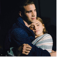 Dalam wawancara dengan media Spanyol, bullfrag, Clara Galle menjelaskan karakter Raquel yang diperankannya. “Dia gadis yang sangat percaya diri tapi dia tidak menyadarinya dan dalam proses mengenali dirinya sendiri. Dia seorang gadis yang mau memperjuangkan apa yang dicintainya. Dia memiliki mimpi menjadi penulis, itu merupakan sisi paling rapuh dari dirinya,” ujar aktris 19 tahun itu. Foto: Dok. Instagram @claaragalle