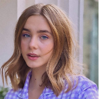 Clara Galle merupakan aktris Spanyol pemeran Raquel dalam film Through My Window yang tayang di Netflix. Saat ini film berada di urutan ke-8 dalam daftar top 10 film terpopuler di Netflix. Foto: Dok. Instagram @claaragalle