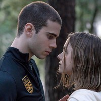 Throughy My Window mengisahkan tentang Raquel (pemain Clara Galle) yang jatuh cinta dengan tetangganya Ares (pemain Julio Pena). Saking terobsesinya pada Ares, dia kerap mengintip kegiatan pria tersebut dari jendela rumahnya. Dia juga memiliki kumpulan foto Ares dan kerap menuliskan obsesinya pada pria tersebut dalam bukunya. Foto: Dok. Instagram @claaragalle