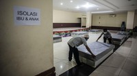 Petugas menata tempat tidur di GOR Kecamatan Tanjung Priok, Jakarta, Selasa (8/2/2022).