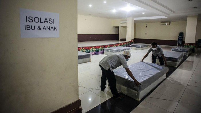 Corona Melonjak, GOR Tanjung Priok Jadi Tempat Isolasi Petugas menata tempat tidur di GOR Kecamatan Tanjung Priok, Jakarta, Selasa (8/2/2022). Pemerintah Kota Jakarta Utara menyiapkan Gelanggang Olahraga (GOR) Tanjung Priok sebagai lokasi isolasi untuk penanganan pasien COVID-19 dengan kapasitas mencapai 400 tempat tidur. ANTARA FOTO/Aprillio Akbar/wsj.