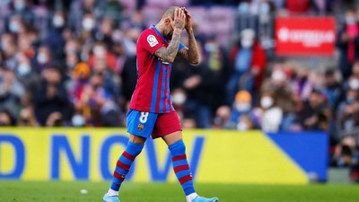 Dani Alves, From Hero to Zero: Assist, Gol, Kartu Merah
