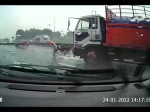 Detik-detik Pemotor Lolos dari Maut, Hampir Terlindas Truk setelah Terjatuh