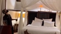 Enea Bastianini menunggah momen di mana kamar hotelnya disusupi batman. Foto: dok.Instagram