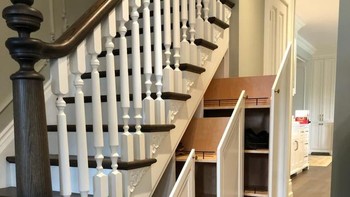 Memanfaatkan ruang di bawah tangga. Foto: Boredpanda