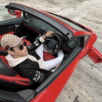 Indra Kenz kerap memamerkan harta kekayaan dan pencapaiannya di akun media sosial miliknya. Gaya Indra yang selalu mengenakan barang branded pun selalu menjadi sorotan. Beberapa waktu lalu, Indra pernah membeli mobil Tesla seharga Rp 1,5 Miliar melalui e-commerce nasional, karena tidak bisa tidur sampai jam 03.00 WIB.  Foto: Dok. Instagram @indrakenz.