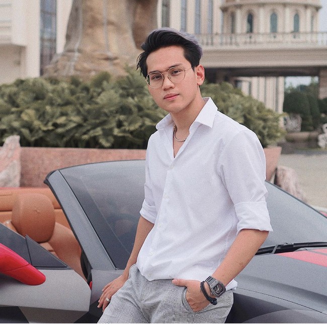 Kenapa gue pilih Binomo sebagai platform binary option, karena Binomo menurut gue yang paling oke banget di antara yang lain. Banyak sebenarnya platform-platform trading di binary option, ada IQ Option, ada Olymptrade, ada FBS, ada Binary.com, tapi gue pilihnya Binomo. Kenapa? Karena selain memang sudah terpercaya dan Binomo ini memang sudah legal di Indonesia, tuturnya kala itu.  Foto: Dok. Instagram @indrakenz.