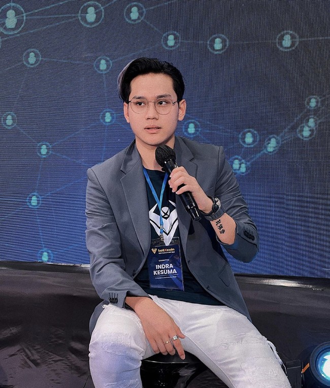 Nama Indra Kesuma jadi perbincangan ketika mempromosikan binary option Binomo, melalui video yang diunggah melalui kanal YouTube miliknya pada 20 September 2019. Indra Kenz menyebutkan bahwa broker binary option Binomo itu legal, padahal sejak 2019 Bappebti menyatakan ilegal. Pada menit 02.16 di video tersebut, Indra menjelaskan mengapa memilih Binomo sebagai platform binary option yang dipakai untuk berinvestasi. Foto: Dok. Instagram @indrakenz.