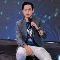 Nama Indra Kesuma jadi perbincangan ketika mempromosikan binary option Binomo, melalui video yang diunggah melalui kanal YouTube miliknya pada 20 September 2019. Indra Kenz menyebutkan bahwa broker binary option Binomo itu legal, padahal sejak 2019 Bappebti menyatakan ilegal. Pada menit 02.16 di video tersebut, Indra menjelaskan mengapa memilih Binomo sebagai platform binary option yang dipakai untuk berinvestasi. Foto: Dok. Instagram @indrakenz.