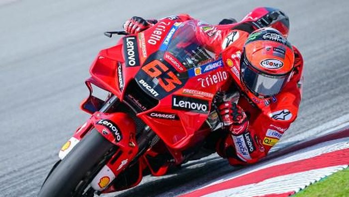 Ducati Lenovo Teams Italian rider Francesco Bagnaia takes a corner during the first day of the pre-season MotoGP winter test at the Sepang International Circuit in Sepang on February 5, 2022. (Photo by Ahmad Fadali / AFP)