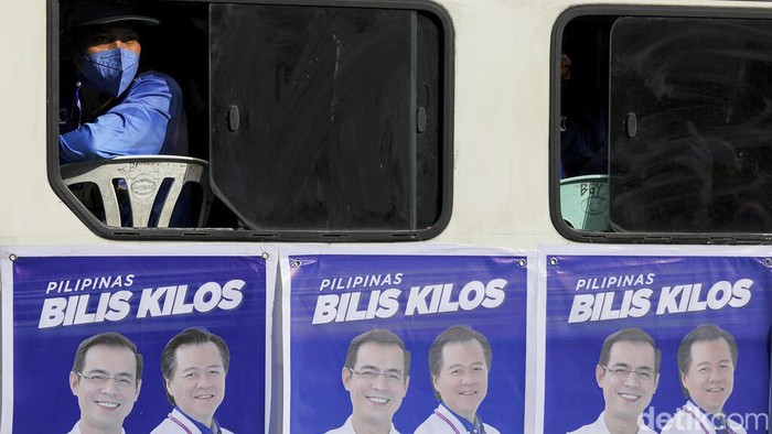 Para kandidat capres Filipina berkampanye untuk pemilu yang akan diadakan pada awal Mei. Kampanye terbuka menggunakan strategi pengumpulan massa, menebar spanduk baliho hingga kaos.