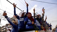 Pendukung Isko Moreno mengenakan kaos capresnya saat menghadiri kampanye di Manila, Selasa, (8/2/2022).