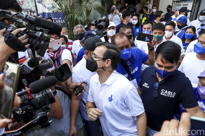 Para kandidat capres Filipina berkampanye untuk pemilu yang akan diadakan pada awal Mei. Kampanye terbuka menggunakan strategi pengumpulan massa, menebar spanduk baliho hingga kaos.