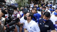Isko Moreno menjawab pertanyaan jurnalis di sela-sela kampanye di  di Manila, Selasa, (8/2/2022).