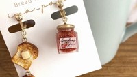 Semua aksesoris ini dijual online oleh Ima Pan. Ia juga mengemasnya dengan rapi dan cantik sehingga disukai konsumen.