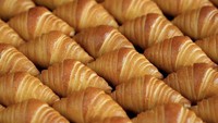 Inilah aksesoris bentuk croissant polos buatan ima pan. Karena tema croissant begitu digemari, ia menyiapkan banyak ‘base’-nya untuk dikreasikan lebih lanjut.