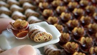 Jelang Natal akhir tahun lalu, ima pan membuat aksesoris bentuk fruit bread. Tak ketinggalan pendamping minuman hangat yang identik dengan Natal.