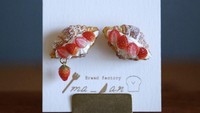 Penggemar croissant strawberry cream cheese pasti ingin memiliki anting ini. Tampilannya sangat cantik, apalagi jika sudah dipasang di telinga.