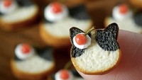 Kreativitas ima pan seolah tak terbatas. Ia juga membuat aksesoris roti bentuk kepala kucing yang dilengkapi topping cherry merah dan whipped cream.