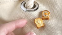 Begini tampilan aksesoris pin buatan ima pan saat sudah ditempelkan ke tas. Bikin gemas ya?