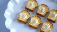 Dulunya ia adalah mantan baker alias pembuat roti. Tak heran kalau aksesorisnya begitu detail menggambarkan makanan favorit banyak orang ini.