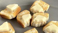 Foto ini jadi bukti lain kalau ima pan benar- benar detail dalam membuat aksesoris tema roti. Lihat saja bentuknya setelah roti digigit dan butter-nya leleh!