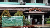 Petugas membersihkan ruang tunggu di Graha Wisata TMII, Jakarta Timur, Selasa (8/2/2022).