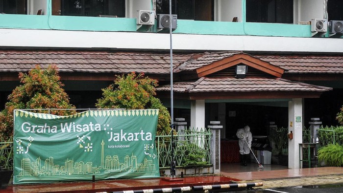 Petugas mendata pasien COVID-19 untuk menjalani isolasi di Graha Wisata TMII, Jakarta, Selasa (8/2/2022). Pemerintah Provinsi DKI Jakarta menjadikan Graha Wisata TMII sebagai tempat isolasi bagi pasien COVID-19 dengan kapasitas 41 kamar yang dapat menampung 100 pasien. ANTARA FOTO/Asprilla Dwi Adha/nym.