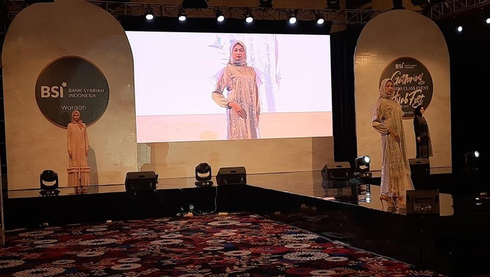 Indonesia Hijabfest akan kembali digelar pada Maret 2022 mendatang. Event terbesar untuk komunitas hijabers Tanah Air ini diharapkan bisa kembali menggeliatkan perekonomian di sektor fesyen hijab.