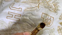 Batik pesanan Justin Holiday ini, imbuhnya, mengusung konsep motif Indonesia, khususnya khas Jawa Timur. Seperti burung garuda, candi penataran ikon Jatim,  jimbe sebagai produksi andalan Blitar dan jaranan beserta pecut atau cambuknya.
