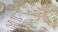 Batik ini, pesanan ekseklusif limited edition. Hanya satu lembar  berukuran lebih dari tiga meter. Dengan bahan dasar katun primisima atau jenis kain katun grade A. Yogi menargetkan batik pesanan bintang NBA ini kelar pada pertengahan bulan ini. Karena akhir bulan harus segera dikirimkan, sebelum sesi liga NBA selesai.