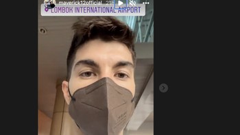Stories di Instagram pebalap Aprilia, Maverick Vinales, menampakkan dia bermasker sudah berada di Lombok International Airport. Foto: Instagram