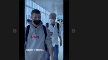 Instagram Alex Rins, pebalap Suzuki di MotoGP, menampakkan keramaian di bandara Lombok seiring kedatangan para pebalap dan kru. Foto: Instagram