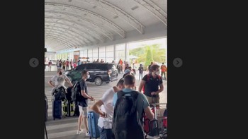 Ia juga memperlihatkan keramaian di area penjemputan bandara. Foto: Instagram