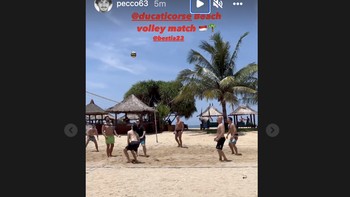 Akun Francesco Bagnania menampakkan seru-seruan voli di pantai sebelum laga pra musim. Foto: Instagram