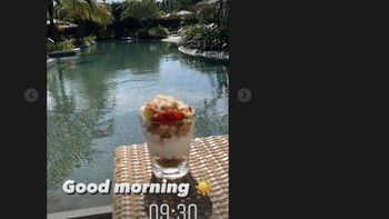 Sebagian pebalap MotoGP membagikan momen sudah sampai di Lombok untuk menjalani uji coba pra musim di sirkuit Mandalika, terutama di Stroies. Ini adalah Stories Fabio Quartararo yang menampakkan dia sedang bersantai di hotel tempatnya menginap. Foto: Instagram