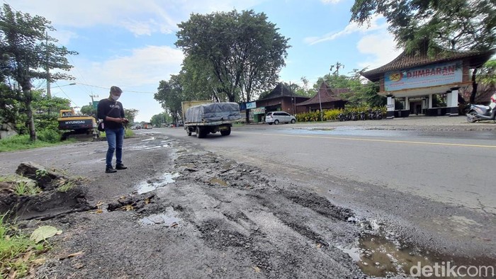 Nur Huda (52) terjatuh dari sepeda motornya karena menerjang lubang yang tertutup air hujan di Jalan Bypass Mojokerto. Pria asal Sidoarjo itu tewas seketika setelah terlindas truk tangki.