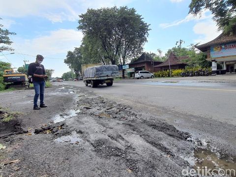 Nur Huda (52) terjatuh dari sepeda motornya karena menerjang lubang yang tertutup air hujan di Jalan Bypass Mojokerto. Pria asal Sidoarjo itu tewas seketika setelah terlindas truk tangki.