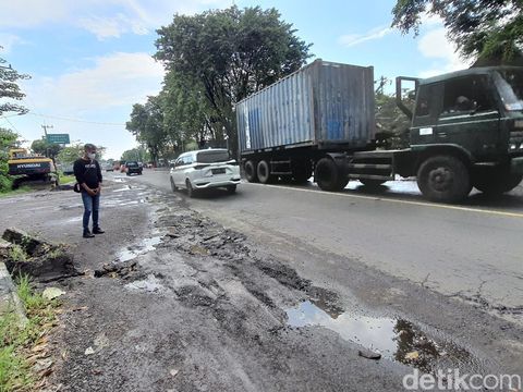 Nur Huda (52) terjatuh dari sepeda motornya karena menerjang lubang yang tertutup air hujan di Jalan Bypass Mojokerto. Pria asal Sidoarjo itu tewas seketika setelah terlindas truk tangki.