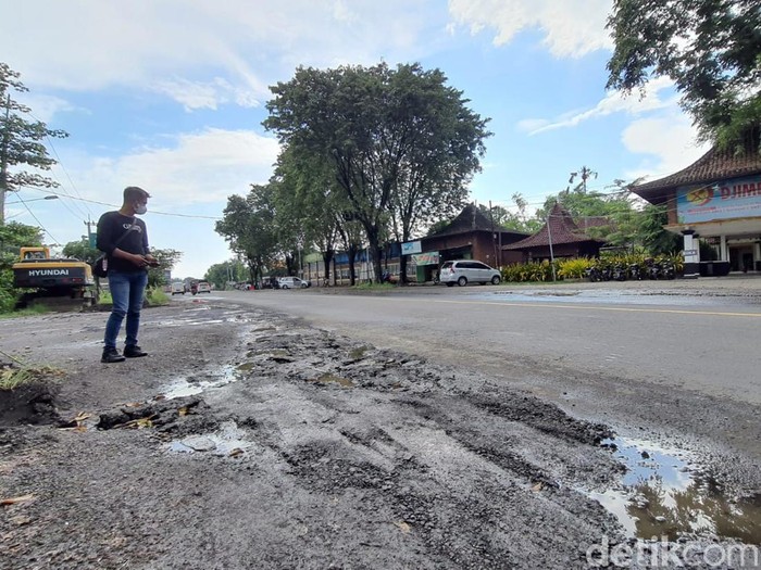 Nur Huda (52) terjatuh dari sepeda motornya karena menerjang lubang yang tertutup air hujan di Jalan Bypass Mojokerto. Pria asal Sidoarjo itu tewas seketika setelah terlindas truk tangki.