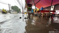 Hujan deras yang mengguyur Kota Bekasi, membuat sebagian wilayah Bekasi terendam banjir.