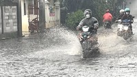 Akibat banjir di jalan tersebut membuat kendaraan berhati-hati saat melintas. 