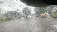Banjir yang merendam jalan tersebut dikarenakan akibat hujan deras yang turun sejak pagi hari.