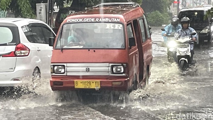 Jalan Raya Hankam Bekasi Tergenang Sejumlah wilayah di Kota Bekasi mulai tergenang banjir usai diguyur hujan deras sejak, Selasa (8/2) pagi. Salah satunya di kawasan Jalan Raya Hankam.
