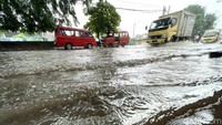 Begini penampakan genangan yang membanjiri Jalan Raya Hankam Pondok Gede, Kota Bekasi.